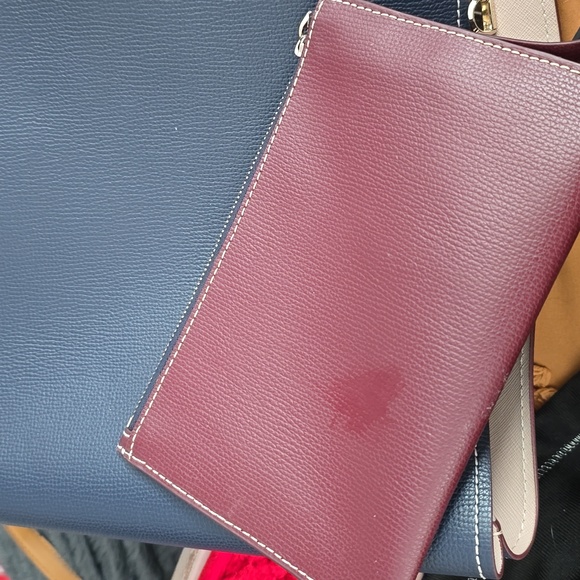 Beautiful  kate spade roomy tote with little pouch. - Picture 4 of 7